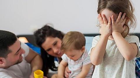 Η 5χρονη κόρη μου ζηλεύει τον 2χρονο αδερφό της και πιστεύει ότι δεν την αγαπάμε. Τι να κάνω;