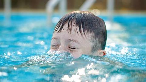 «Γονείς, μην χαζεύετε στα κινητά όταν τα παιδιά παίζουν στο νερό»: Γερμανοί ναυαγοσώστες προειδοποιούν