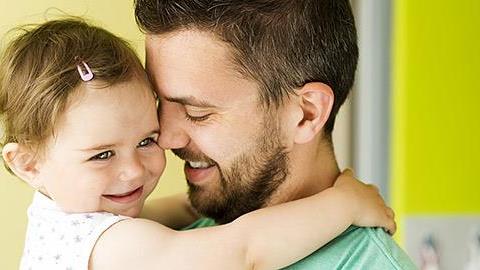 Η κόρη μου έχει αδυναμία στον πατέρα της. Γιατί δεν με θέλει;