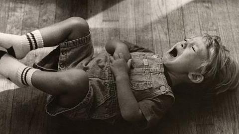 Υπάρχει τρόπος να αντιμετωπίσουμε τις κρίσεις υστερίας του εγγονού μου;