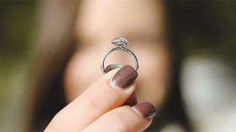 Είναι λάθος να παντρευτώ τον σύντροφό μου που έχει αρκετά ελαττώματα επειδή φοβάμαι ότι θα μείνω μόνη μου;