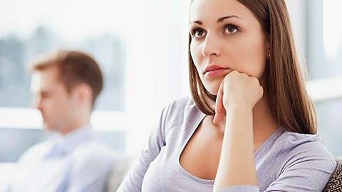 Ο αρραβωνιαστικός μου θέλει να σταματήσω τη δουλειά μόλις κάνουμε παιδάκι ενώ εγώ όχι. Έχω προβληματιστεί...