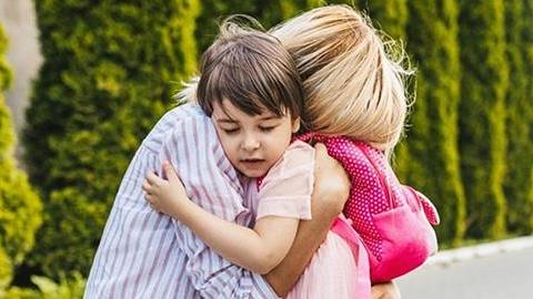 Προς τις μαμάδες που στέλνουν για πρώτη φορά το παιδί τους στο νηπιαγωγείο: «Να εμπιστεύεστε τη δασκάλα»