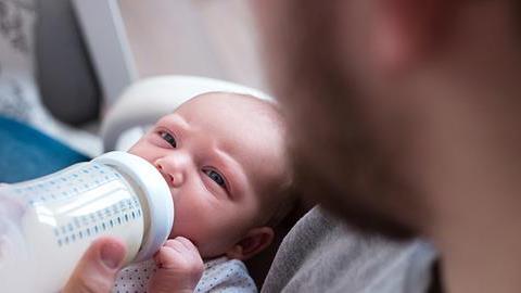 Πρώτη φορά μπαμπάς: Πώς θα τον βοηθήσετε να προσαρμοστεί στον νέο του ρόλο