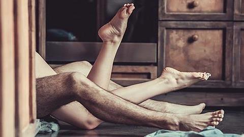 6 ζευγάρια ζωδίων που δεν ταιριάζουν καθόλου αλλά κάνουν το καλύτερο σεξ