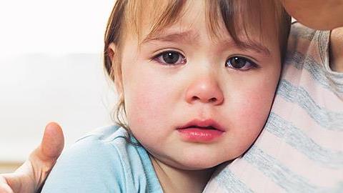 Γιατί η 15 μηνών κόρη μου βάζει τα κλάματα αν την πλησιάσει κάποιο άλλο παιδάκι;