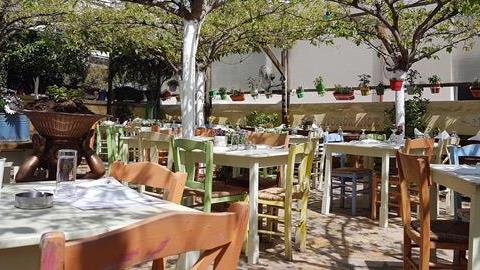 4 ταβέρνες με αυλή για όλη την οικογένεια 