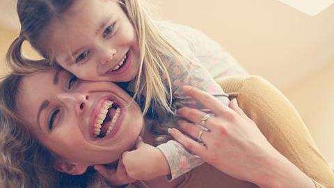 Τι είδους νονά θα γίνεις ανάλογα με το ζώδιο σου 