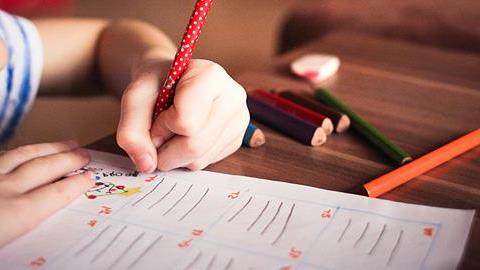 Πρώτη φορά δημοτικό: Συμβουλές προς όλες τις μαμάδες για ομαλή μετάβαση με την κατάλληλη μουσική