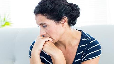 Ο σύζυγός μου δεν με αφήνει να εργαστώ και αυτό με πνίγει. Τι με συμβουλεύετε να κάνω;