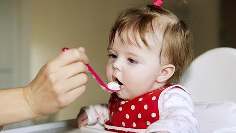 Αυτές είναι οι συστάσεις του Υπουργείου Υγείας για την εισαγωγή στερεών τροφών στη διατροφή των βρεφών