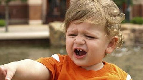 Ο 2 χρονών γιος μου αντιδράει πολύ άσχημα και μας χτυπάει. Τι μπορώ να κάνω για να σταματήσει αυτή η κατάσταση;