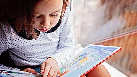 Γιατί τα εξωσχολικά βιβλία κάνουν τα παιδιά καλύτερους μαθητές 