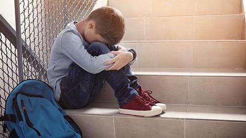 Ο γιος μου παρά το ότι είναι καλός μαθητής, ξαφνικά άρχισε να κλαίει για να μην πάει σχολείο. Τι να κάνω;