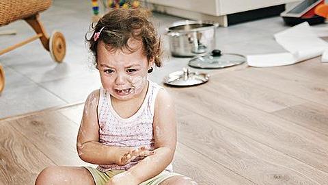 Η 15 μηνών κόρη μου όταν έχει νεύρα κλαίει και χτυπάει το κεφάλι της. Τι να κάνω για να την βοηθήσω;