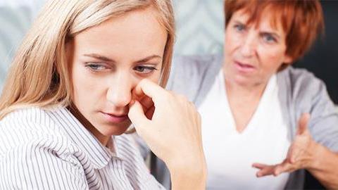 Έχω συνέχεια νεύρα γιατί δεν τα πάω καλά με τον άντρα και την πεθερά μου και ξεσπάω στο παιδί. Τι να κάνω;