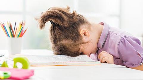 «Μαμά, βαριέμαι να διαβάσω»: 8 εύκολοι τρόποι για να μην το ξανακούσετε ποτέ