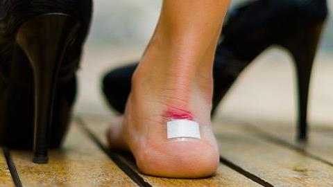 Πώς να μην σας χτυπάνε τα κλειστά παπούτσια