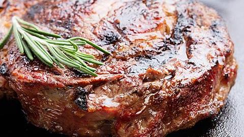 8 μυστικά των σεφ για ζουμερές μπριζόλες