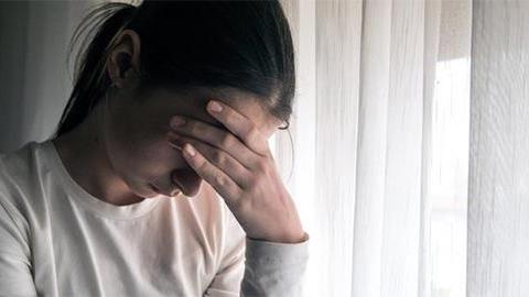 Ο άντρας μου ασκεί σωματική και λεκτική βία μπροστά στο παιδί αλλά δεν μπορώ να τον χωρίσω. Τι να κάνω;