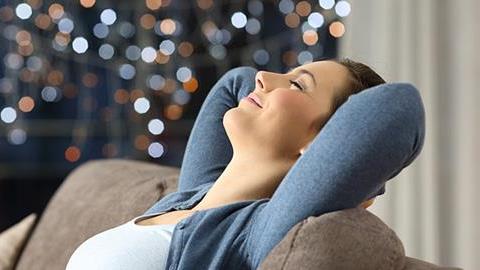 «Μια δύσκολη μέρα έφτασε στο τέλος της»: 7 τρόποι για να χαλαρώσει κάθε μαμά