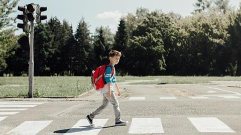 Πώς θα μάθετε στα παιδιά να περνούν με ασφάλεια τον δρόμο: 8 διασκεδαστικοί τρόποι 