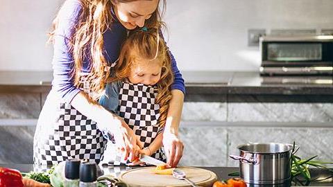 «Μάνα, μητέρα, μαμά»: Πώς να μετατρέψεις τις δύσκολες στιγμές με τα παιδιά σε διασκέδαση