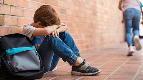 Πώς να πείσετε το παιδί να μιλήσει στον συμμαθητή του που κάθεται μόνος του στο διάλειμμα