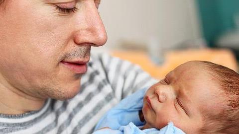 «Ο άντρας μου δεν με βοηθάει, απλώς κάνει το καθήκον του ως γονιός»