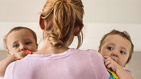 Πώς είναι η καθημερινότητα μιας μαμάς που μεγαλώνει δίδυμα