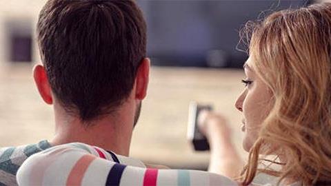 Δεν θέλω η κοπέλα του γιου μου να κοιμάται στο σπίτι μας. Πώς να το χειριστώ;