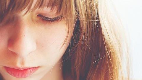 Εφηβεία: Τα λάθη που κάνουν οι γονείς και τα κορίτσια χάνουν την αυτοπεποίθησή τους 