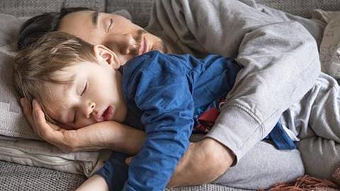 Ο γιος του άντρα μου θέλει να κοιμάται με τον πατέρα του όταν μας επισκέπτεται. Πώς να το χειριστώ;