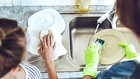 Τι θα θέλαμε να κάνουν οι άντρες μας για να μας ξεκουράσουν: 10 μαμάδες απαντούν