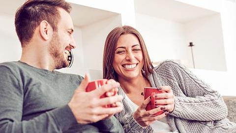 3 απλές καθημερινές συνήθειες που θα σας φέρουν πιο κοντά με το σύντροφό σας