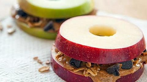 Τα σχολεία άνοιξαν, οι ιώσεις έρχονται: Τα σνακ που θα ενισχύσουν το ανοσοποιητικό του παιδιού