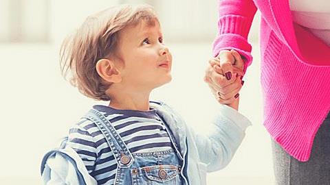 Ο γιος μου θέλει να χωρίσουμε με τη μαμά του και η συμπεριφορά του είναι περίεργη. Πώς μπορούμε να χειριστούμε αυτή την κατάσταση;