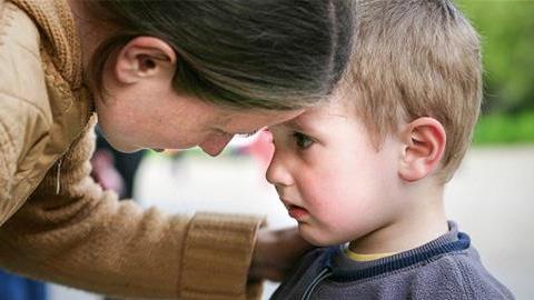 Πώς να μιλήσω στον 9χρονο γιο μου για τον συμμαθητή του που νόσησε από καρκίνο;