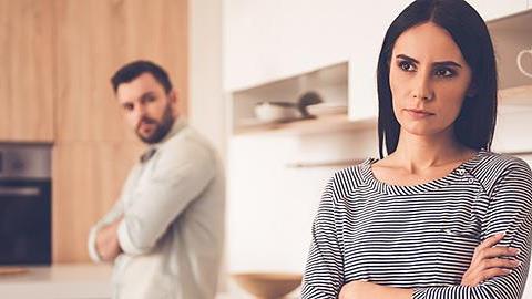 Ο σύζυγός μου δεν θέλει να έχουμε επαφές με τους γονείς μου κι αυτό με πνίγει. Τι να κάνω;