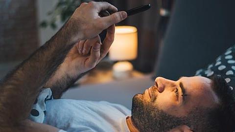 Τι δείχνει αν ο σύντροφός σας είναι «κολλημένος» με το κινητό του