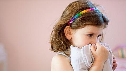 Η κόρη μου ξαφνικά απέκτησε κάποιες φοβίες κι εμμονές. Πώς να διαχειριστώ αυτή την κατάσταση;