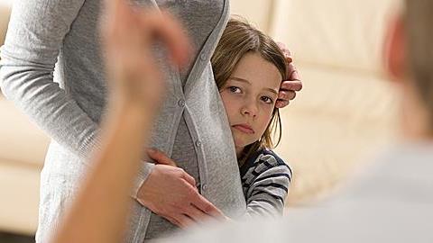 Ο άντρας μου φωνάζει και βρίζει μπροστά στα παιδιά. Τι να κάνω;