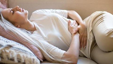 Πώς να ανακουφιστείτε από τους πόνους περιόδου χωρίς να πάρετε φάρμακα