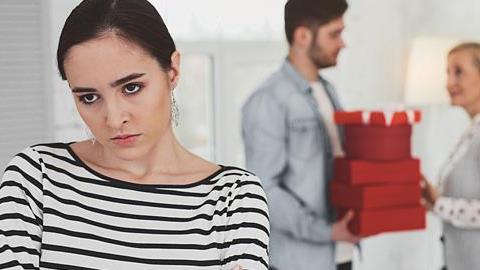 Συμβίωση με τα πεθερικά ή τους γονείς: Πώς να μην επηρεαστεί η σχέση με τον σύντροφό σας