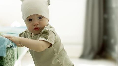 Από το μπουσούλημα στο περπάτημα: Τι πρέπει να προσέχουν οι γονείς