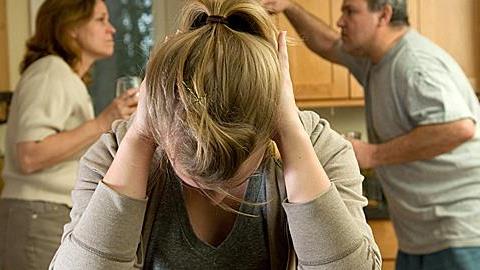 Με τον άντρα μου καυγαδίζουμε για την εκπαίδευση της κόρης μας. Δεν θέλει να πληρώνει φροντιστήρια και μιλάει άσχημα. Τι να κάνω;