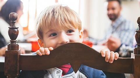 Πώς να μην βαριούνται τα παιδιά όταν έχετε καλεσμένους στο σπίτι