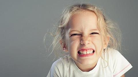 Η κόρη μου τρίζει τα δόντια της όταν κοιμάται. Μπορεί αυτό να οφείλεται σε ψυχολογικούς παράγοντες;