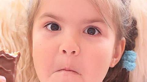 Η 8χρονη κόρη μου μας μιλάει άσχημα και είναι κακομαθημένη γιατί οι παππούδες της δεν της χαλάνε χατίρι. Τι μπορώ να κάνω;