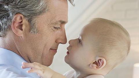 Η ηλικία του μπαμπά μπορεί να επηρεάσει την υγεία του εμβρύου